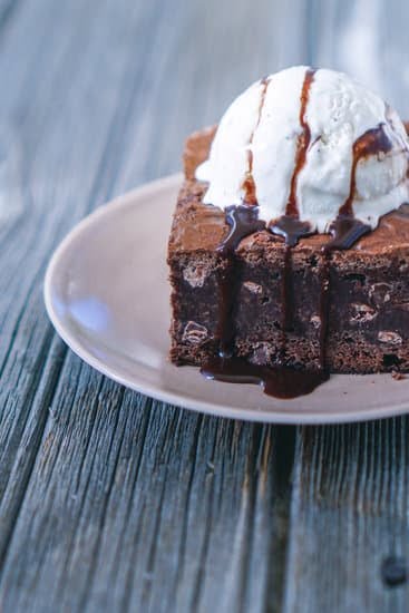 Birthday Cake Chocolate Decorations 5 Delicious chocolate birthday cake with intricate decorations that make it extra special