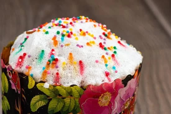 Creative Ford-themed cake decorations featuring iconic elements like the logo, vehicles, and racing stripes