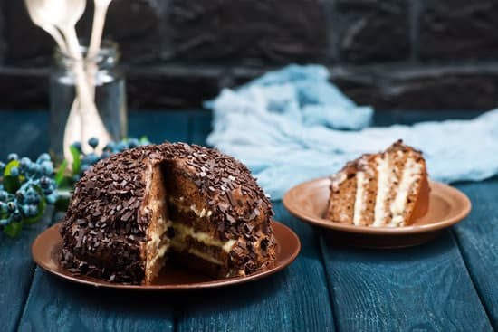 Sugar Sand Cake Decorating 1 Icing masterpiece on a sugar sand cake ready for decorating