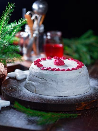 Step-by-step tutorial on how to effortlessly decorate a stunning checkerboard cake