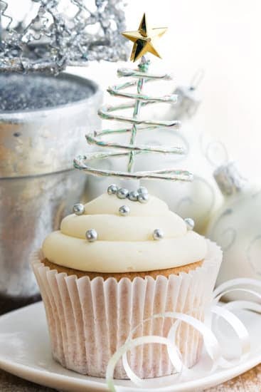 Valentine cake decoration ideas: heart-shaped cake with red and pink icing, edible flowers, and chocolate drizzle
