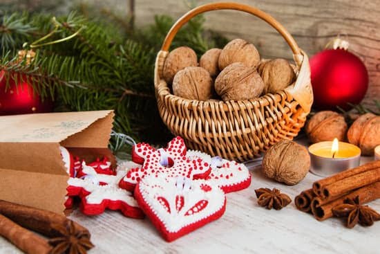 Wedding Cakes Decorated With Fresh Flowers 1 Elegant tiered wedding cake adorned with beautiful fresh flowers for a stunning floral touch