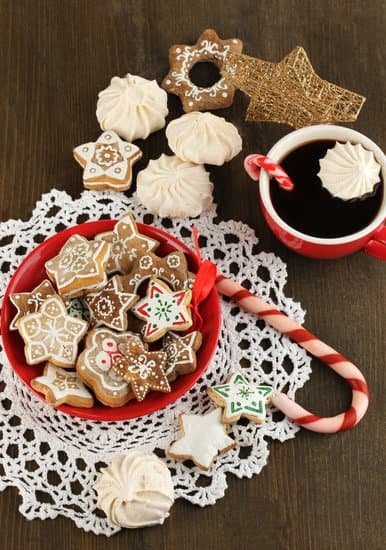 Step-by-step guide for making Christmas cake decorations: icing sugar, fondant, and edible glitter