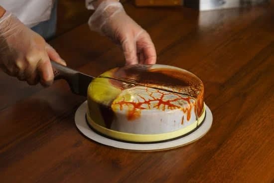 Frosting With Whipped Cream for Decorating Cake 1 Frosting with whipped cream for cake decoration: a creamy and delightful finishing touch