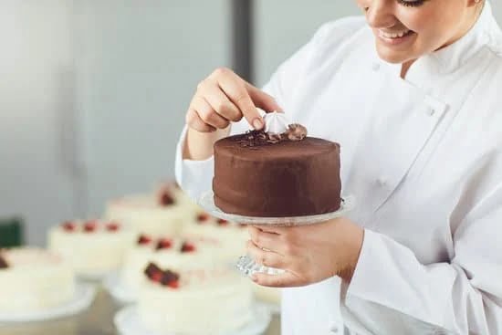 Wilton Decorate Smart Ultimate Trim N Turn Cake Caddy - Convenient storage and rotating feature for easy cake decorating