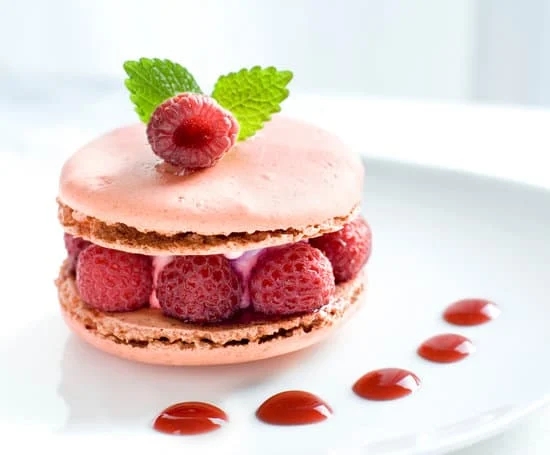 Smooth Icing Used to Decorate Cakes 1 Sleek frosting used for cake decoration, creating a smooth and polished finish