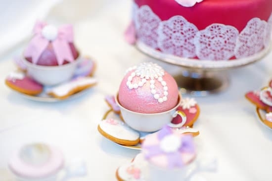 Colorful Las Vegas-themed cake decorations perfect for adding a touch of glamour