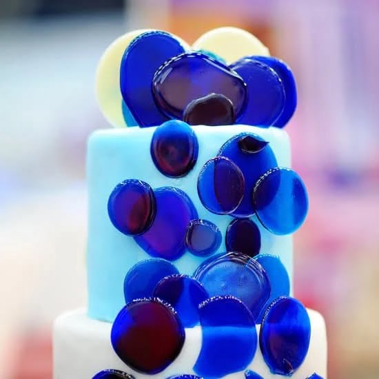 Dainty and delicious edible daffodil cake decorations to add a touch of elegance