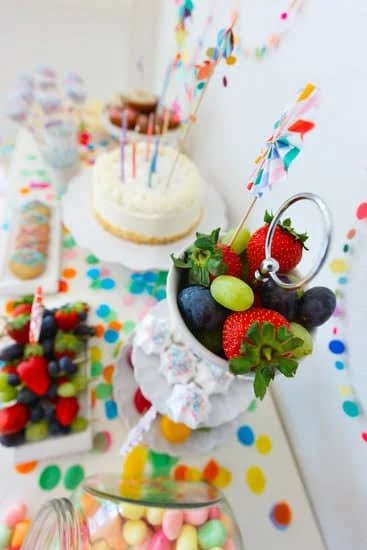 Access our free online cake decorating tutorials and master the art of cake decoration effortlessly