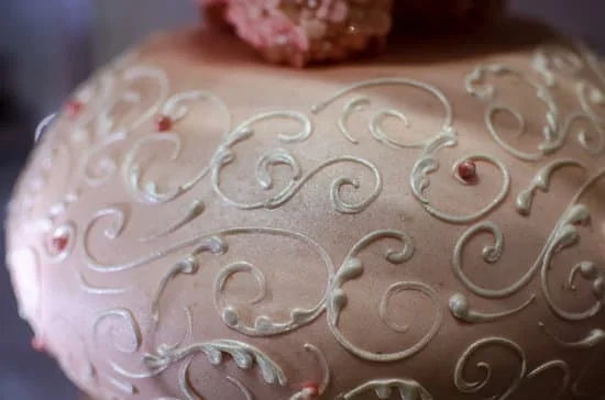 How to Decorate a Cake: Lake Turkey-themed Tutorial
