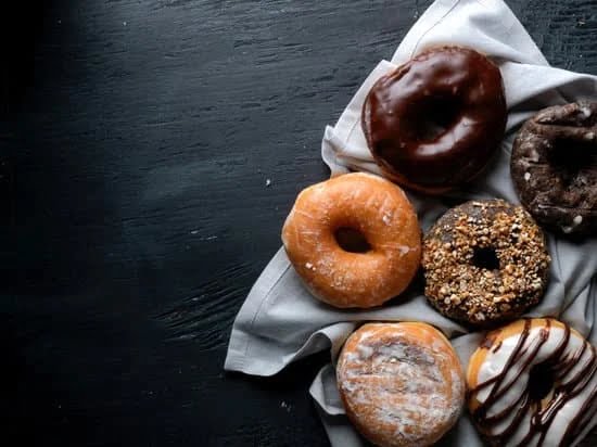 Using Chocolate to Decorate Cakes 1 Deliciously decorated cakes using chocolate for an irresistible and visually stunning presentation