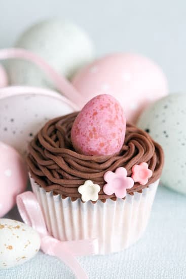 Learn the art of cake baking and decorating in our comprehensive course