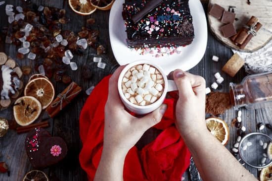 Easy Christmas Cake Decorating Ideas for Beginners 1 Simple and creative Christmas cake designs suitable for beginners - easy Christmas cake decorating ideas!