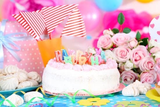 Creative cake decorating ideas using marshmallows - perfect for adding a fun and fluffy touch!
