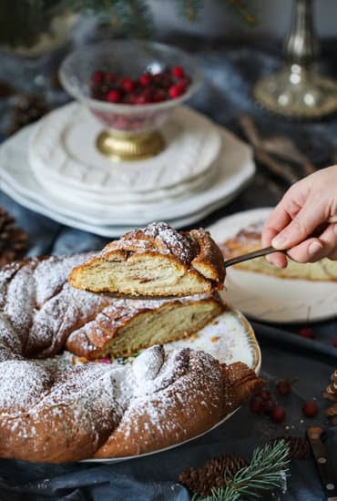 Image of a variety of cake decorating tips with a gauge for perfect measurements
