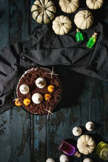 Is It Better to Decorate a Frozen Cake 1 Serving suggestion featuring a beautifully decorated frozen cake with icing designs and embellishments