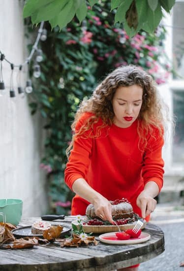 Illustration of Goldilocks cake decorations featuring bears, bowls, and porridge