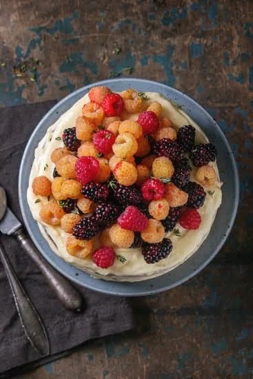 How to decorate a cake smash cake with colorful icing and festive sprinkles