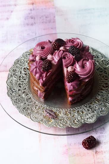 How to Decorate a Cake With Fruits 1 Step-by-step guide for decorating a cake with an assortment of fresh fruits