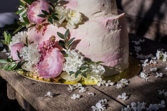 Birch bark-inspired cake decoration featuring intricate textures and natural wood grain detail