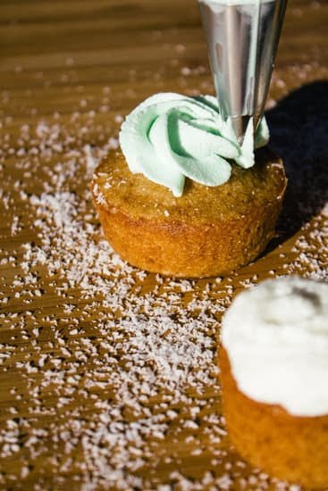 What Is the Spatula Used for Decorating a Cake 1 The spatula is used for decorating a cake by smoothing icing and creating beautiful designs
