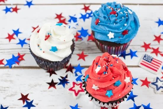 Frozen 2 Birthday Cake Decorations 1 Frozen 2-themed cake decorations, perfect for a magical birthday celebration!