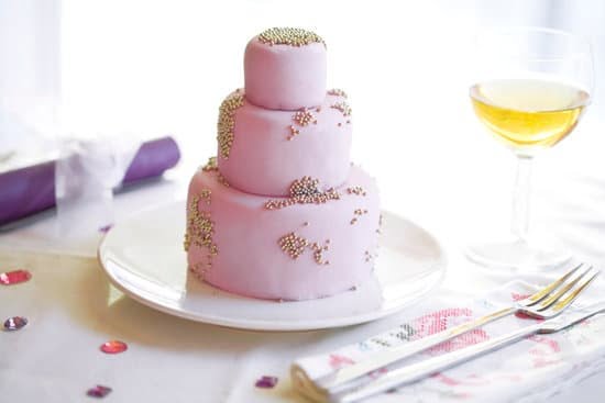 How to Decorate a Cake Mold 1 Step-by-step instructions on how to decorate a cake mold to create stunning designs