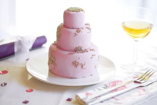 Step-by-step instructions on how to decorate a cake mold to create stunning designs
