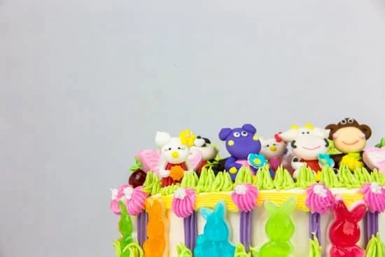 Learn step-by-step instructions for delightful chocolate cake decorations in this easy tutorial