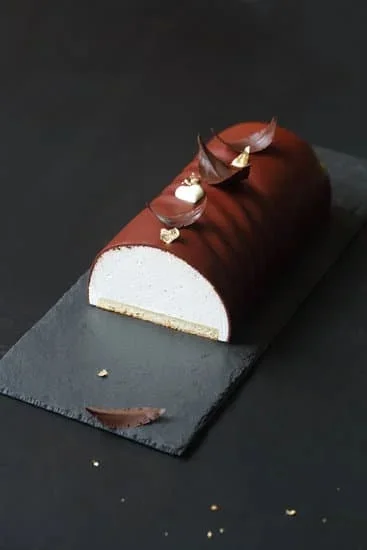 Exquisite and one-of-a-kind cake decorations to add a unique touch to any celebration