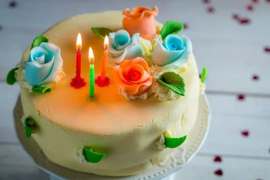 Hawaiian-themed cake decorations featuring tropical flowers, palm trees, and colorful surfboards