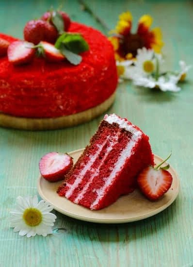 Creative and stylish ideas for decorating cakes to celebrate a new home