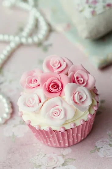 Ideas for decorating an Easter lamb cake - perfect for your Easter celebration!