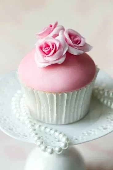 Safely preserve a decorated cake in the fridge using proper storage techniques and temperature control