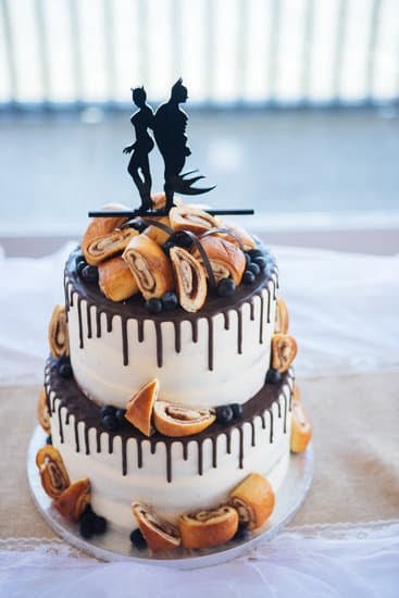 Spotlight Cake Decorating: Beautifully crafted cakes with intricate designs and vibrant colors