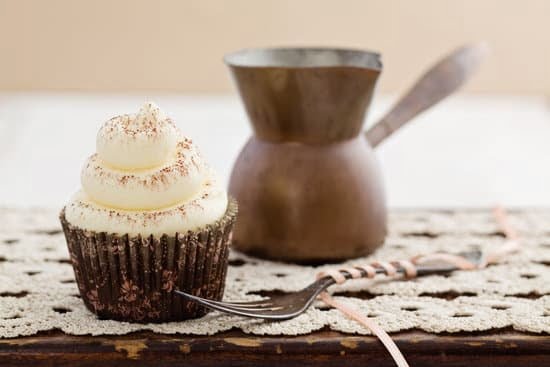 How to Make and Decorate a Christmas Cake 1 Step-by-step guide to create and embellish a festive Christmas cake with delightful decorations