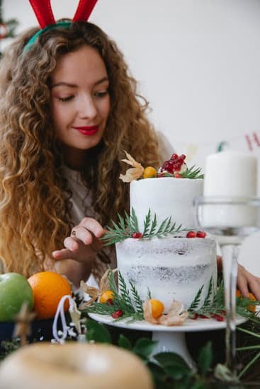 Homemade graduation cake decorating ideas featuring creative designs and graduation-themed decorations