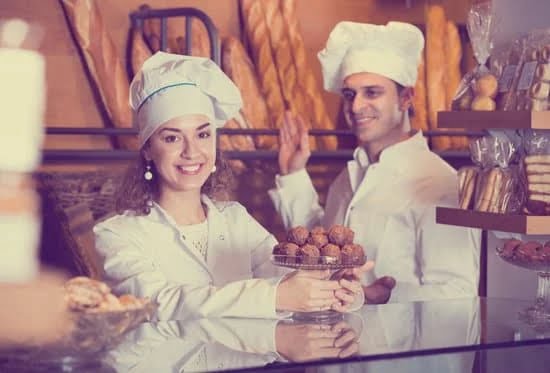 Deliciously decorated cake topped with fresh berries for an irresistible cake decoration