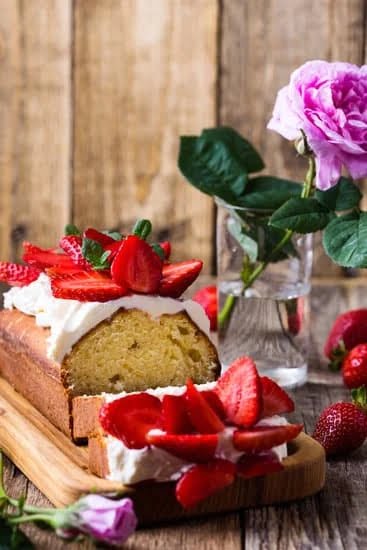 Cake Decorations Bowling 1 Cake decorations featuring bowling theme, perfect for sports lovers' celebrations!