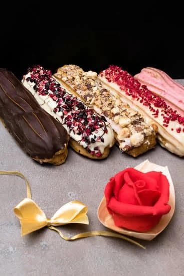 Step-by-step tutorial on how to decorate a chess board cake with precision and creativity