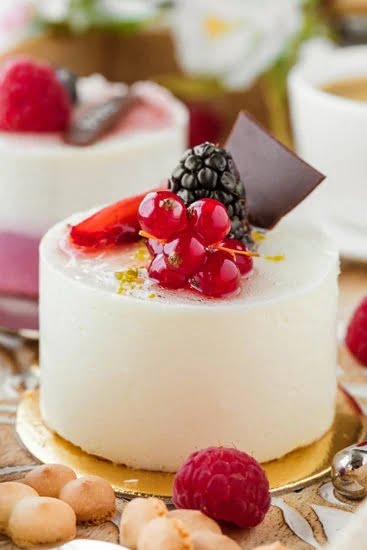 A skilled and creative cake decorator who specializes in beautiful custom designs