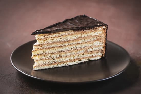 Elegant pink and gold cake table decor with stunning floral arrangements and glitter accents