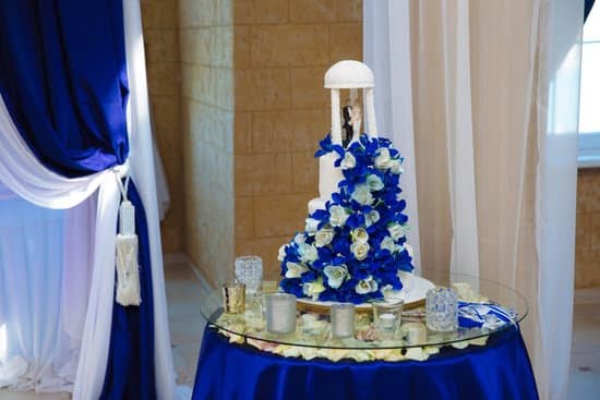 Delicious Toronto Maple Leaf cake decorations to add a touch of team spirit!