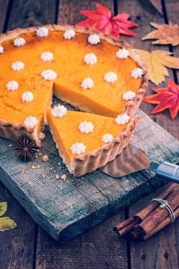 Tinkerbell Cake Decorating Ideas 1 Tinkerbell-inspired cake decorating ideas featuring fairy-themed decorations and designs for magical birthday celebrations