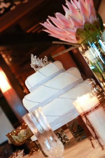 Step-by-step guide to beautifully decorate a wedding cake knife and server for the perfect cake presentation