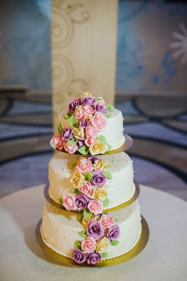 Step-by-step guide on how to decorate mini wedding cakes for a perfect celebration