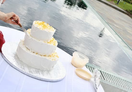 How to Decorate Sponge Cake With Fresh Cream 1 How to beautifully decorate a sponge cake with fresh cream in easy steps