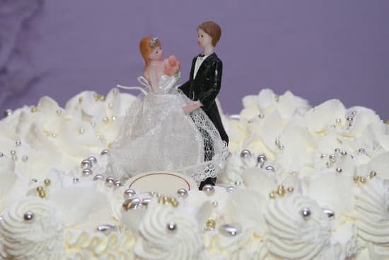 How to Decorate a Two Tiered Cake 1 How to decorate a beautiful two-tiered cake with fondant icing and intricate designs