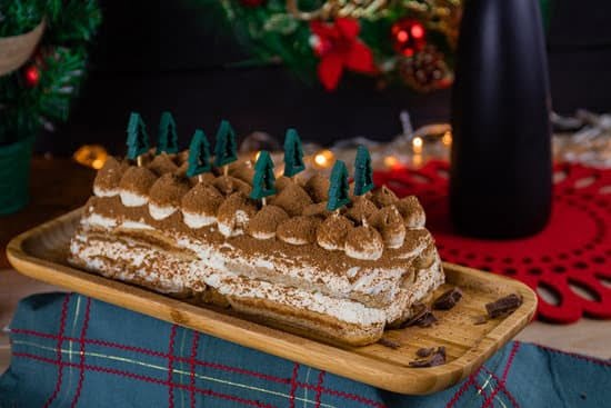 How to Decorate a Honey Cake with Creative Ingredients: A Step-by-Step Tutorial