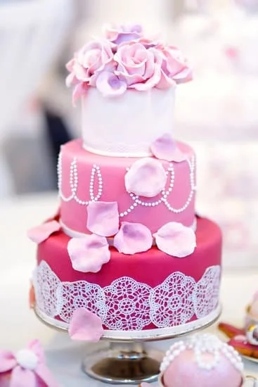 High-quality modeling paste for cake decorating, ideal for creating intricate designs and adding texture